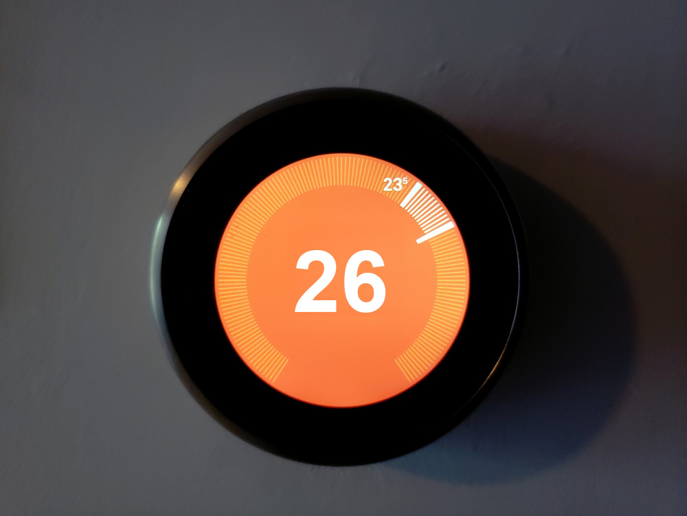 Thermostat showing indoor air temperature during a heatwave